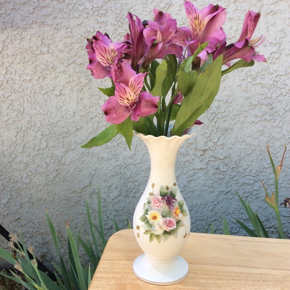 Lefton China Hand Painted White Home Decor Flower Bud Vase🏺Vintage 3D